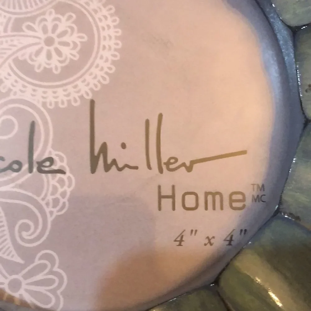 New 🍏 Nicole Miller round picture frame